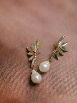 PERRY // Asymmetric crystal and pearl earrings