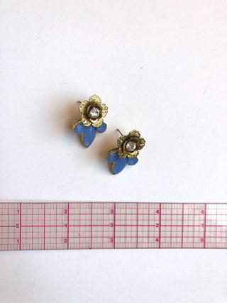 Floral earring with blue detail // NEARLY NEW