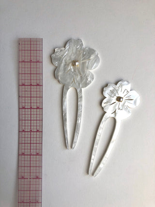 Flower hair pin duo // NEARLY NEW