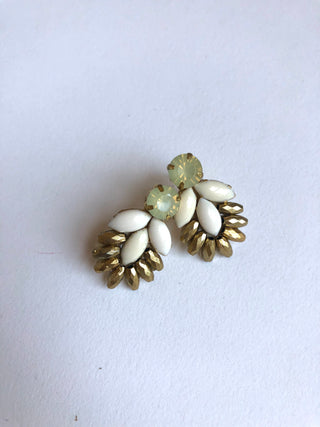 Beaded earring with buttercup and gold detail // NEARLY NEW