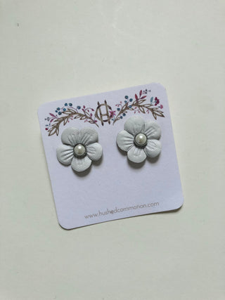 White flower earring / STUDIO SALE